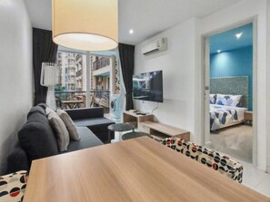 อพาร์ทเมนท์, 1 ห้องนอน, พร้อมสิ่งอำนวยความสะดวกสำหรับผู้พิการ, ระเบียง | ห้องนั่งเล่น