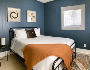 2 sovrum, skrivbord, strykjärn/strykbräda och reses äng