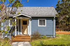 Exterior detail - The Grove - Quaint Mendocino cottage just minutes from the beach! (Fort Bragg)