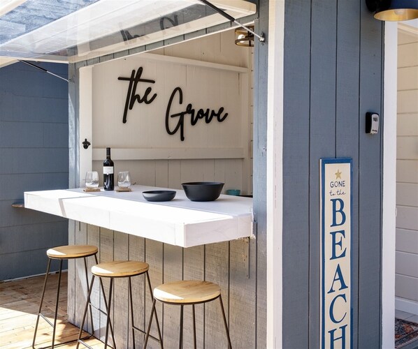 Outdoor dining - The Grove - Quaint Mendocino cottage just minutes from the beach! (Fort Bragg)