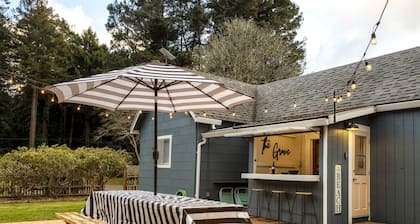 The Grove - Quaint Mendocino cottage just minutes from the beach!