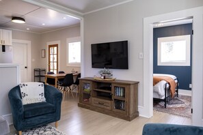 2 bedrooms, desk, iron/ironing board, travel cot - The Grove - Quaint Mendocino cottage just minutes from the beach! (Fort Bragg)