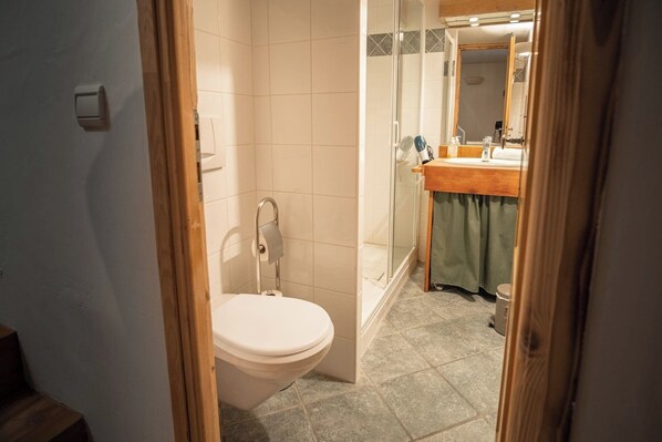 Bathtub, hair dryer, towels