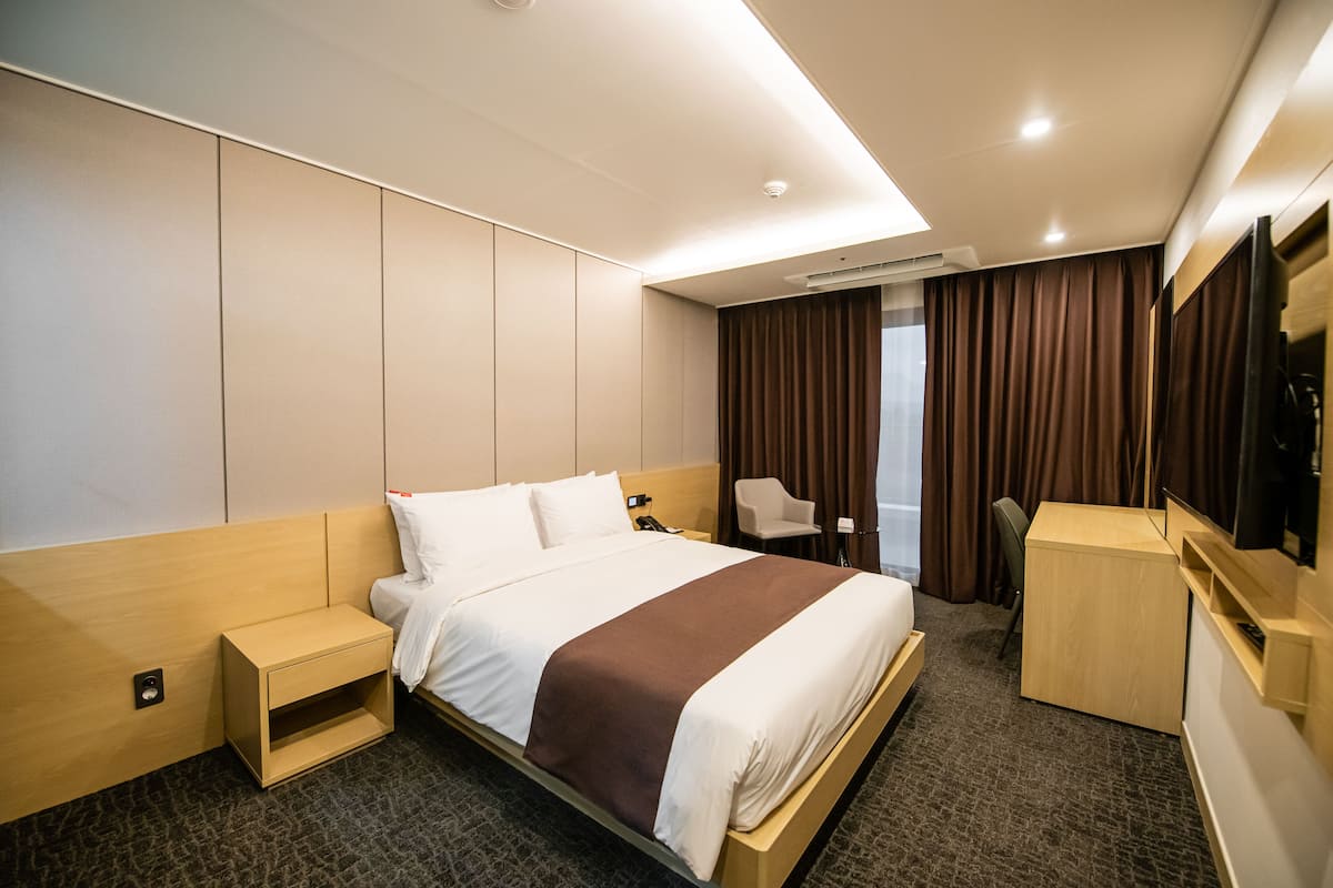 Down duvets, desk, laptop workspace, free WiFi