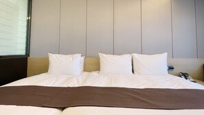 羽绒被、办公桌、笔记本电脑工作区、免费 WiFi