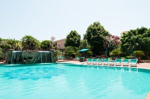 Seasonal outdoor pool - Apt. Rosaria 3A share Swimming Pool (Orosei)