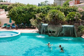 Piscine extérieure (ouverte en saison)