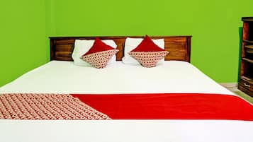 غرفة مزدوجة عادية | مساحة عمل للكمبيوتر المحمول وواي فاي مجانًا وملاءات أسرّة