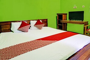 Standard Double Room | Laptop workspace, free WiFi, bed sheets - Hotel O Family Blitar (Blitar)