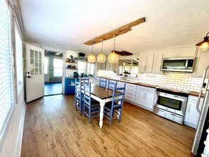 KĂŒhlschrank, Mikrowelle, Ofen, Herdplatte