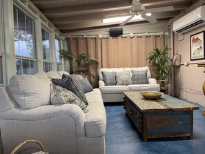 Una Smart TV, videojuegos, libros, un reproductor estéreo