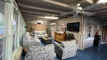 Una Smart TV, videojuegos, libros, un reproductor estéreo