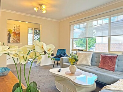 Ringwood Exquisite 2BR Staycation WiFi 66 U1 metres from Eastland