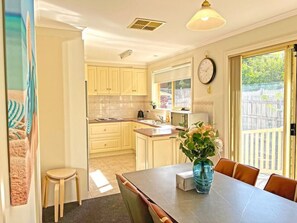 Fridge, microwave, oven, stovetop - Ringwood Exquisite 2BR Staycation WiFi 66 U1 metres from Eastland (Ringwood)