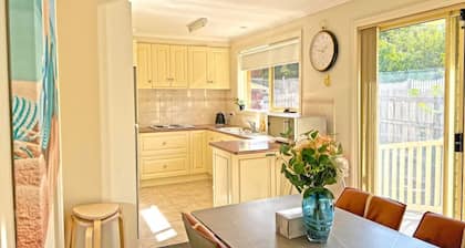 Ringwood Effortless Convenience 2-bedroom House metres from Eastland