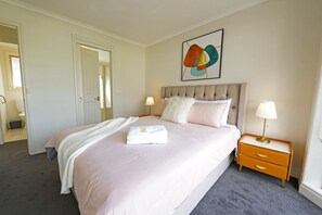 2 bedrooms, iron/ironing board, travel cot, free WiFi - Ringwood Exquisite 2BR Staycation WiFi 66 U1 metres from Eastland (Ringwood)