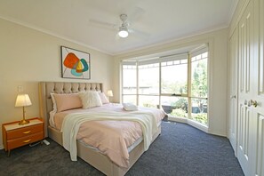 2 bedrooms, iron/ironing board, travel crib, free WiFi - Ringwood Exquisite 2BR Staycation WiFi 66 U1 metres from Eastland (Ringwood)