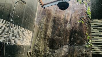 Comfort Shared Dormitory, Mixed Dorm, Garden View | Bathroom | Bidet, towels