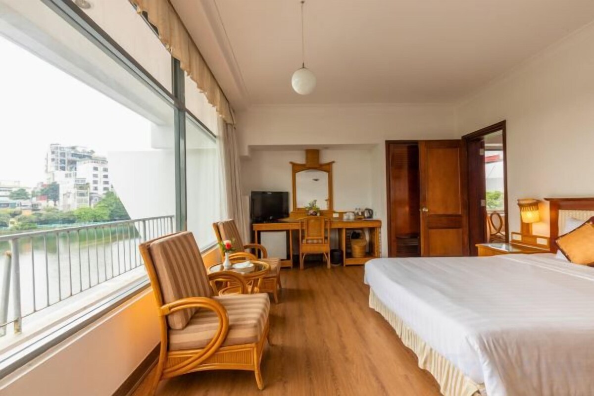 Premium bedding, desk, soundproofing, WiFi (free)