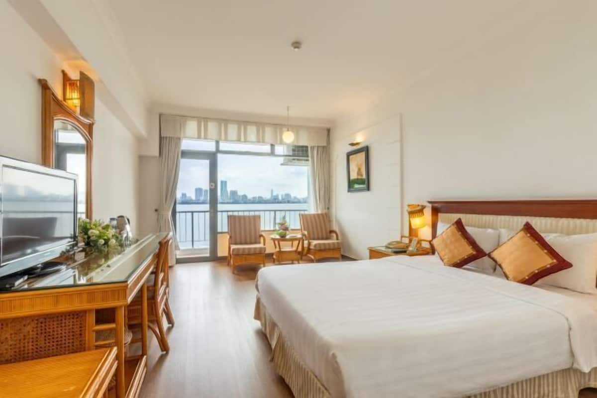 1 bedroom, premium bedding, desk, soundproofing