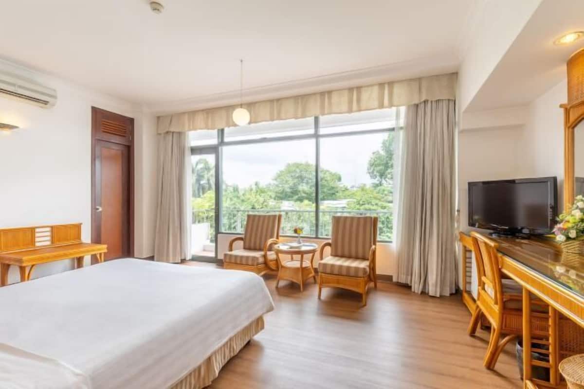 1 bedroom, premium bedding, desk, soundproofing