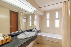 Rom – deluxe, hageutsikt | Bad | Dusj, dusjhode med hydromassaje, toalettartikler (inkludert) og hårføner
