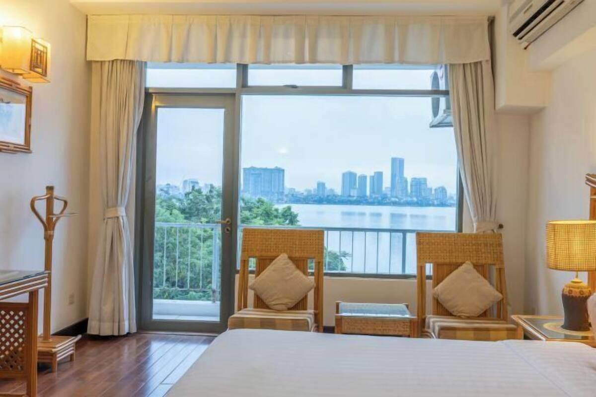 1 bedroom, premium bedding, desk, soundproofing