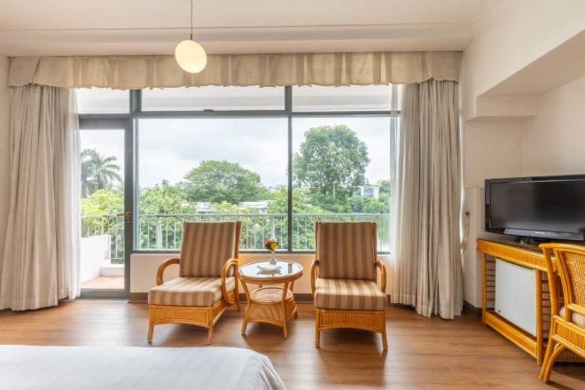 Premium bedding, desk, soundproofing, WiFi (free)