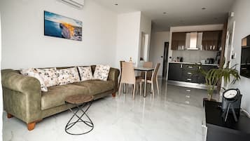 Luxury Apartment | Ruang tamu | 42 inci televisyen LED dengan digital, TV