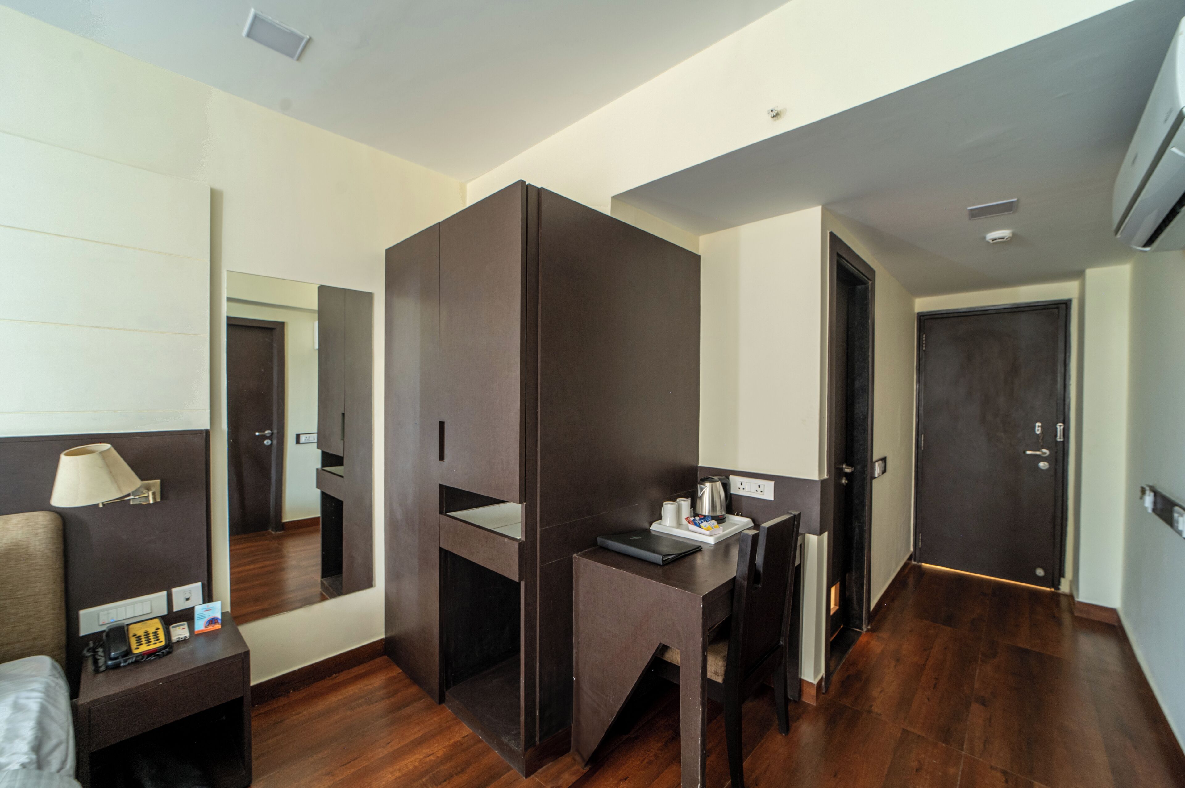 迷你吧、客房内保险箱、办公桌、笔记本电脑工作区