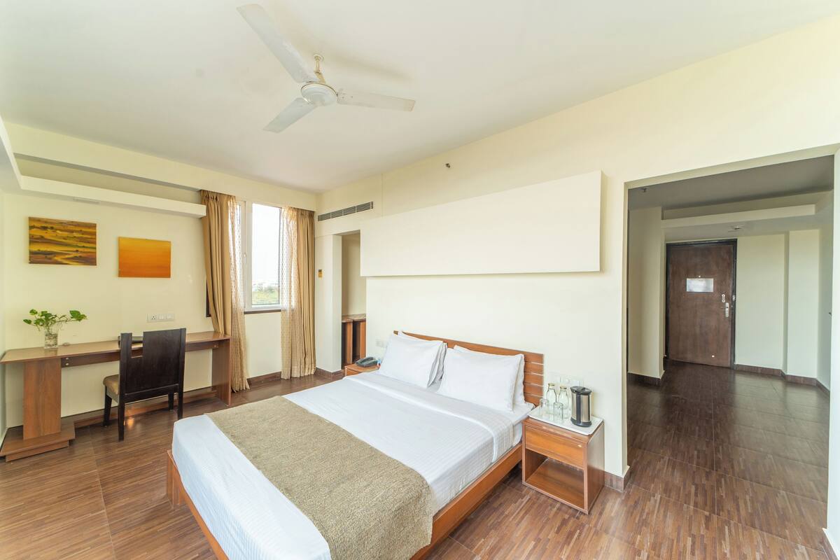 Minibar, in-room safe, desk, laptop workspace