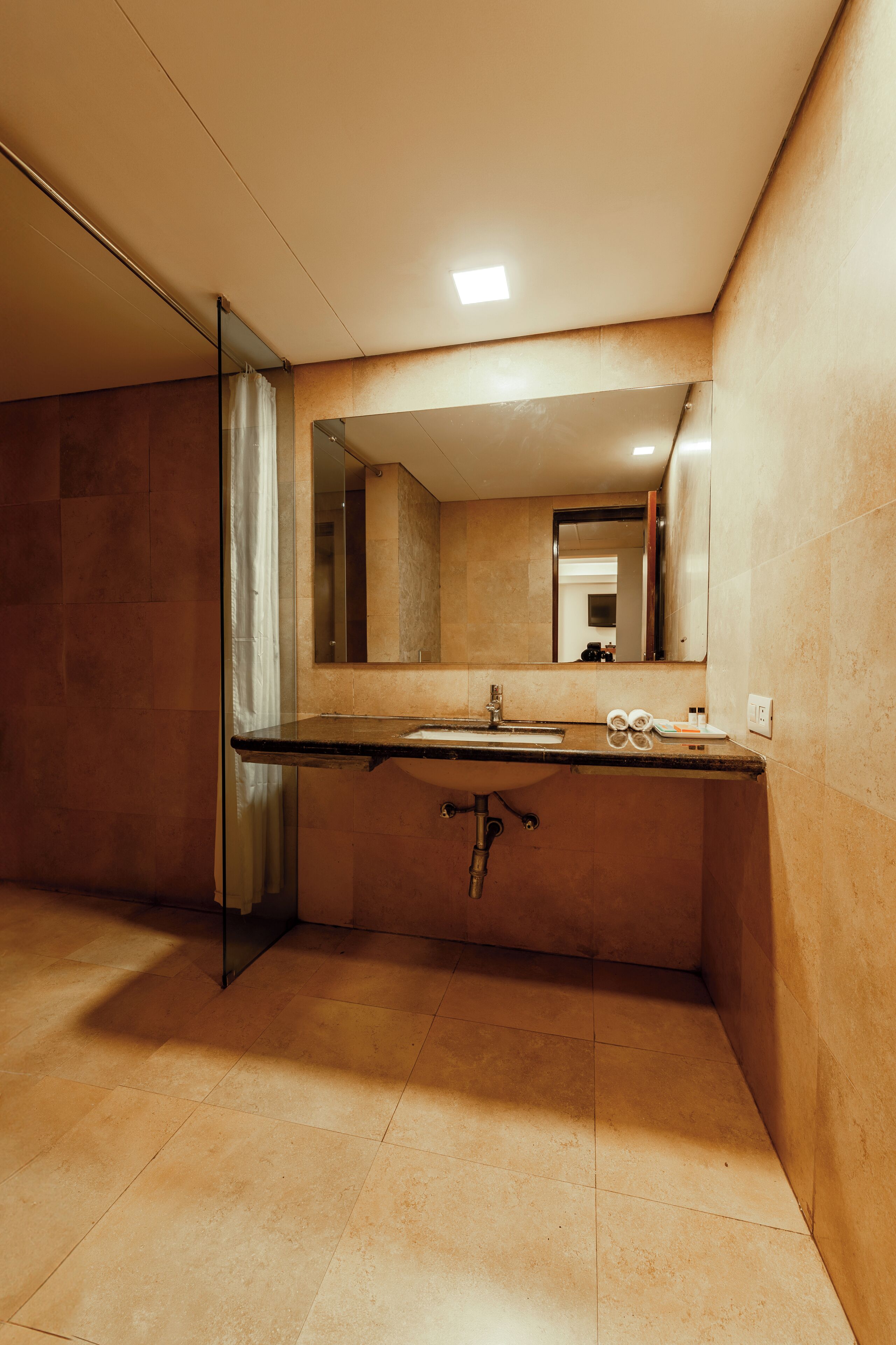 Shower, perlengkapan mandi gratis, pengering rambut, dan handuk