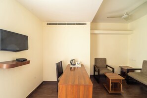 ห้องเอ็กเซกคิวทีฟสวีท, วิวเมือง | บริเวณนั่งเล่น | ทีวีจอแอลอีดี 32 นิ้ว พร้อมช่องดิจิตอล, ทีวี