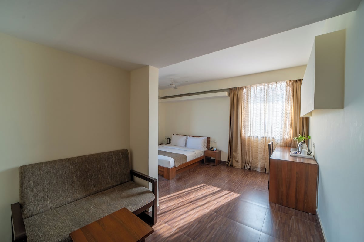 Minibar, caja de seguridad en la habitación y escritorio