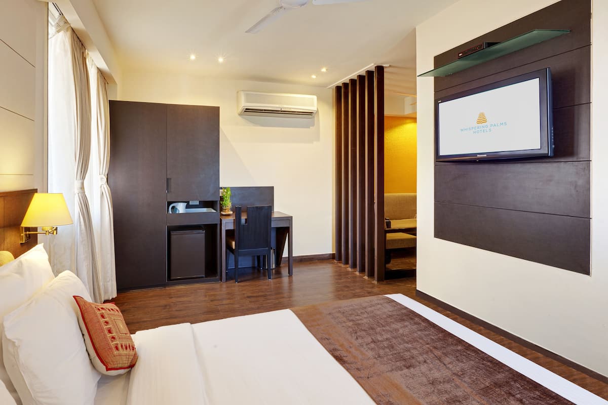 Minibar, in-room safe, desk, laptop workspace