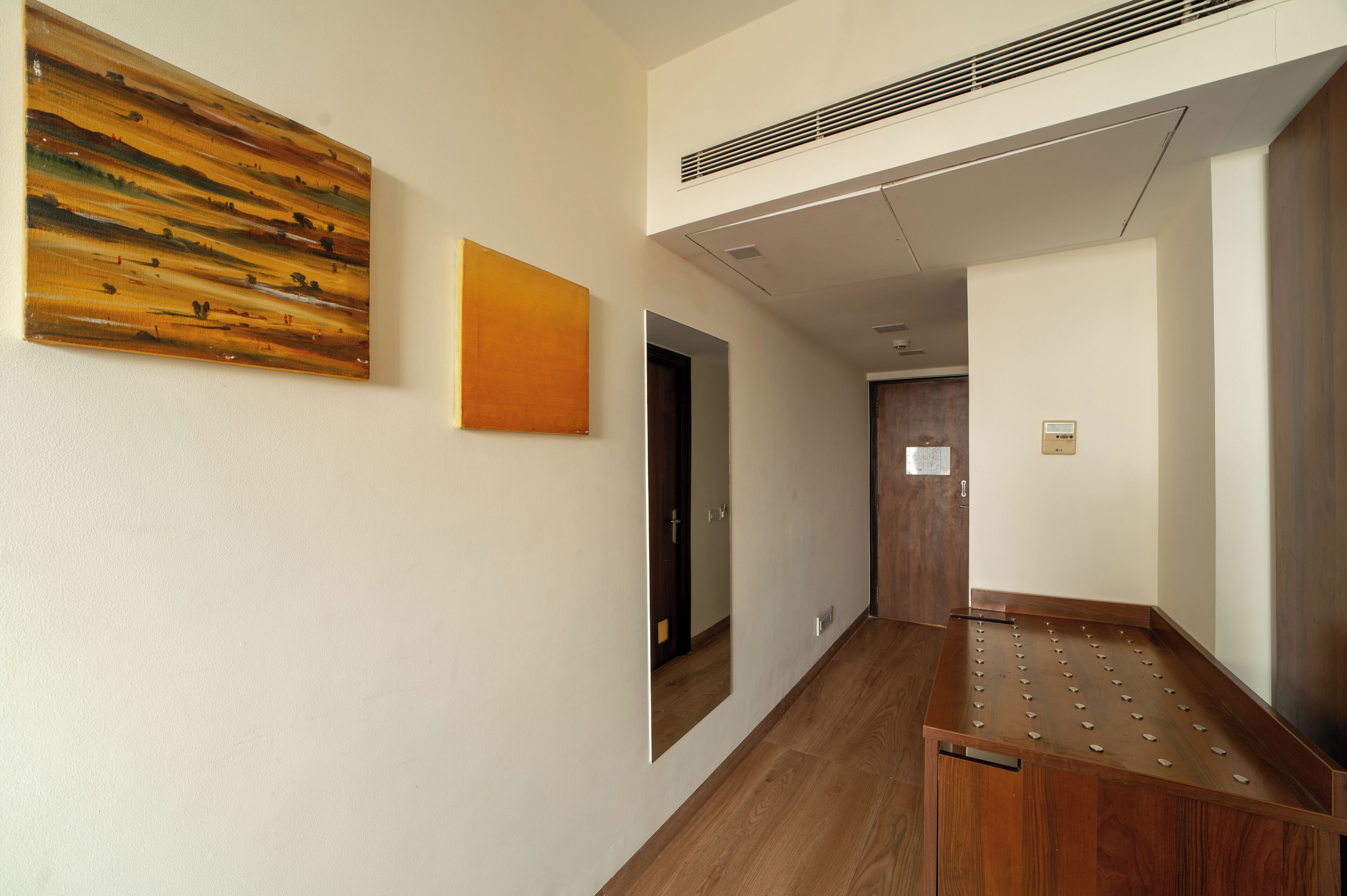 Minibar, caja de seguridad en la habitación y escritorio 