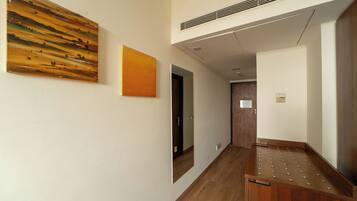 Minibar, caja de seguridad en la habitación y escritorio