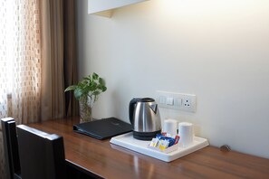 ห้องดีลักซ์ | มินิบาร์, ตู้นิรภ ัยในห้องพัก, โต๊ะทำงาน, พื้นที่ทำงานแบบใช้แล็ปท็อป
