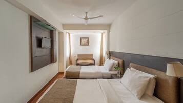 Minibar, caja de seguridad en la habitación y escritorio