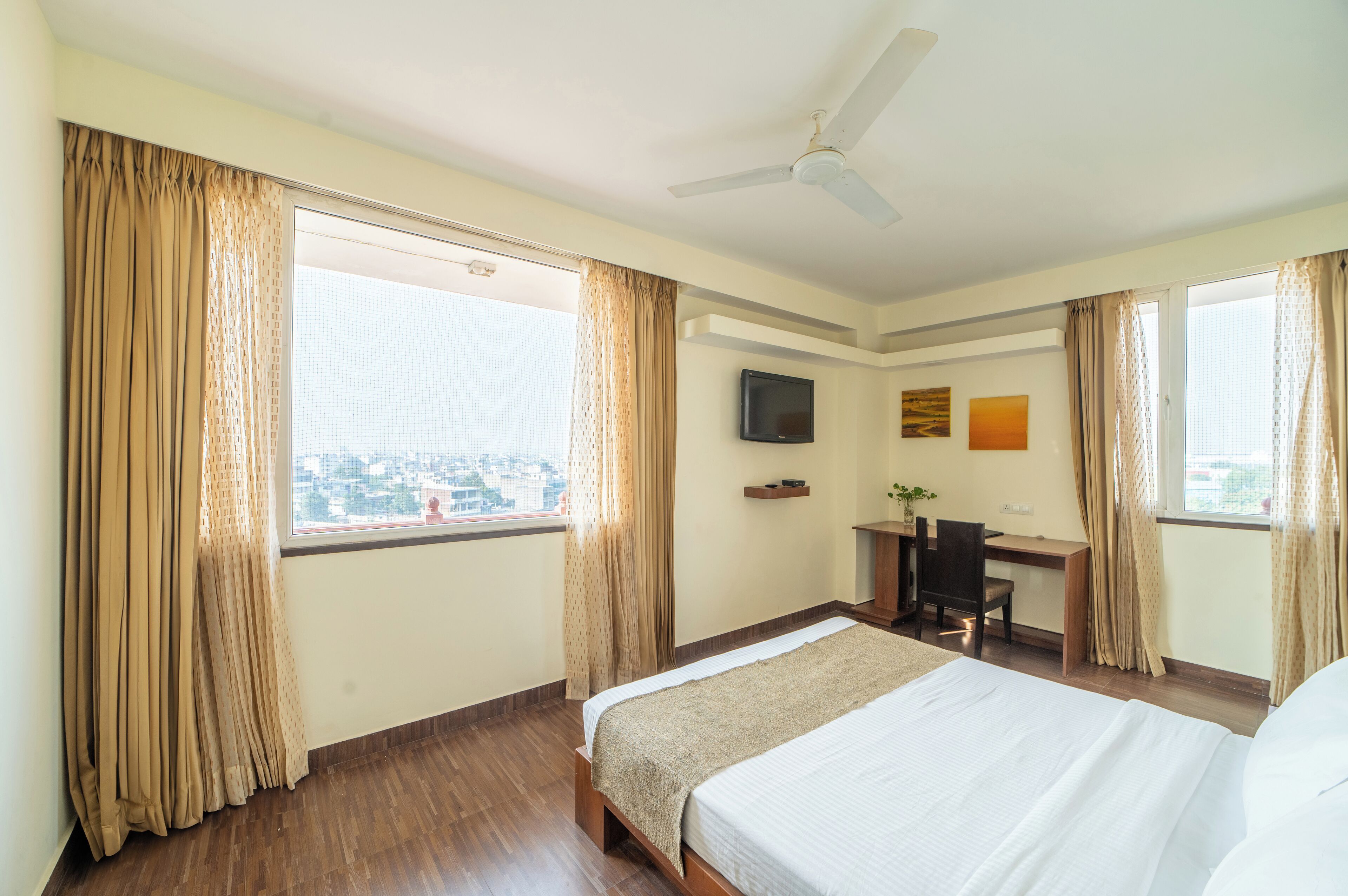 Executive Suite | Minibar, in-room safe, desk, laptop workspace