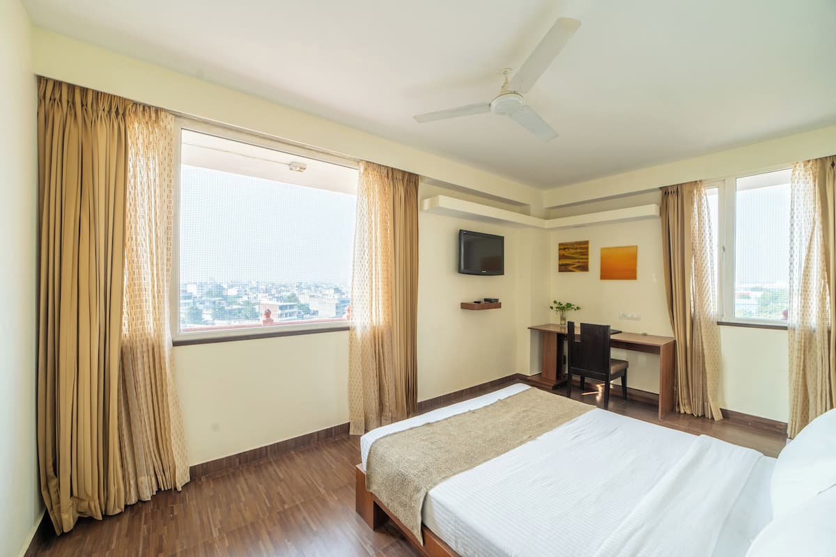 Executive Suite | Minibar, in-room safe, desk, laptop workspace