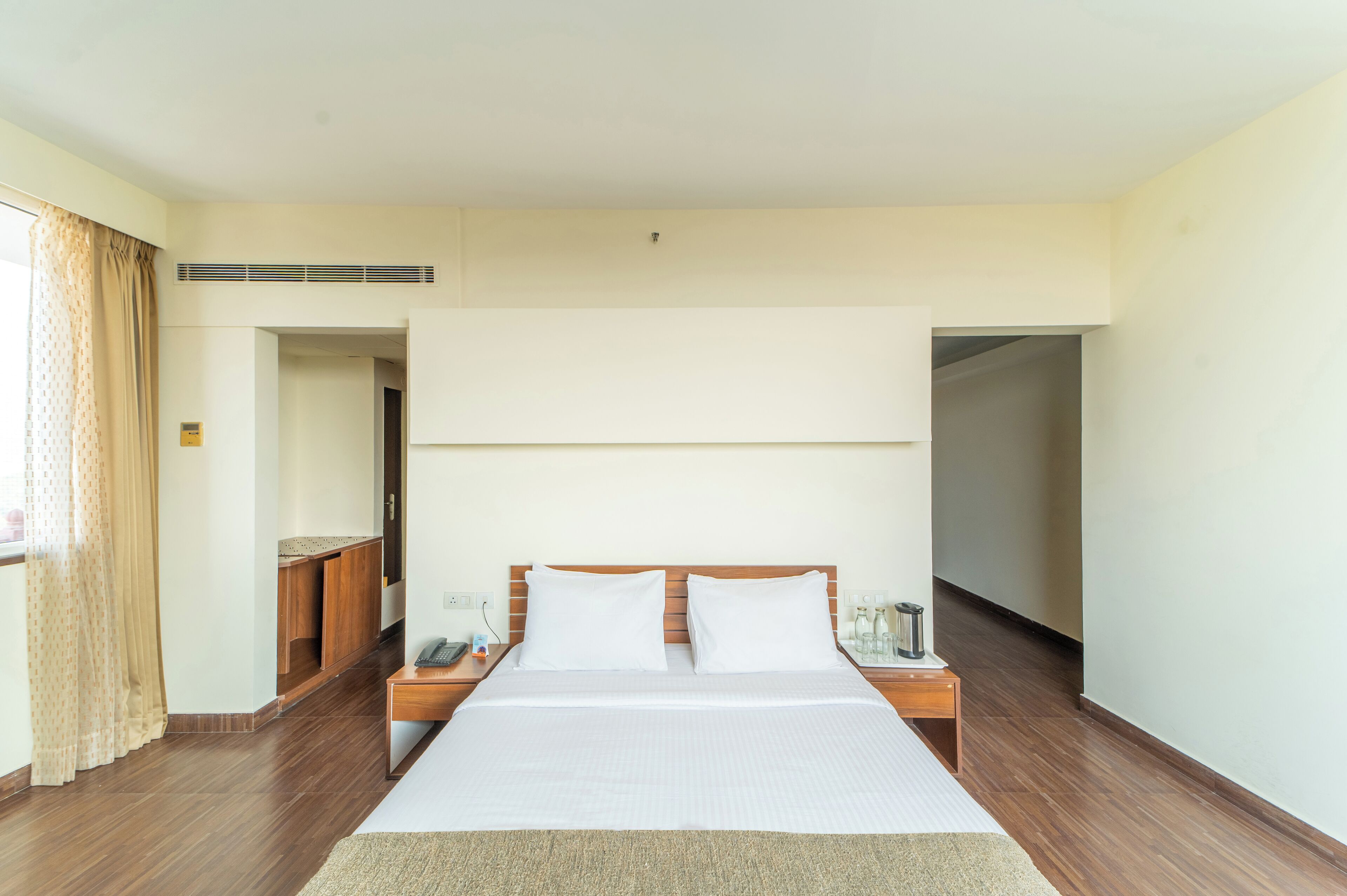 行政套房 | 迷你吧、客房内保险箱、办公桌、笔记本电脑工作区