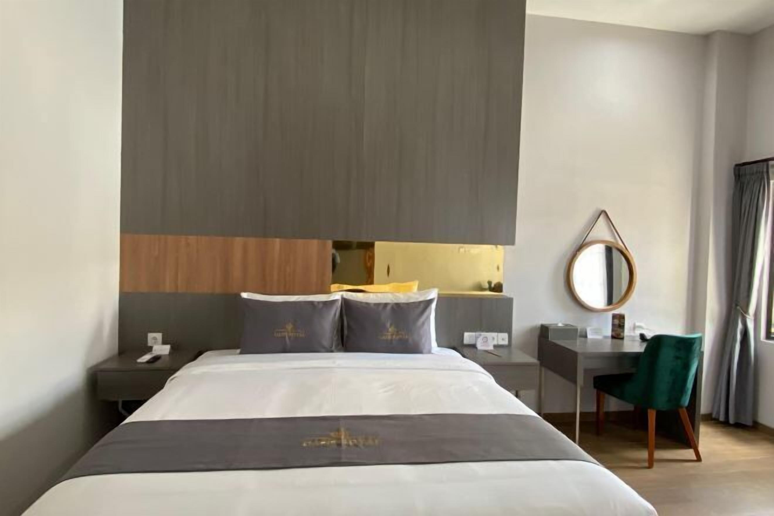 Escritorio, tabla de planchar con plancha, wifi gratis y ropa de cama 