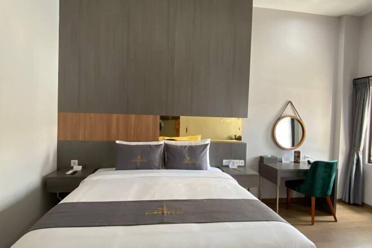 Escritorio, tabla de planchar con plancha, wifi gratis y ropa de cama