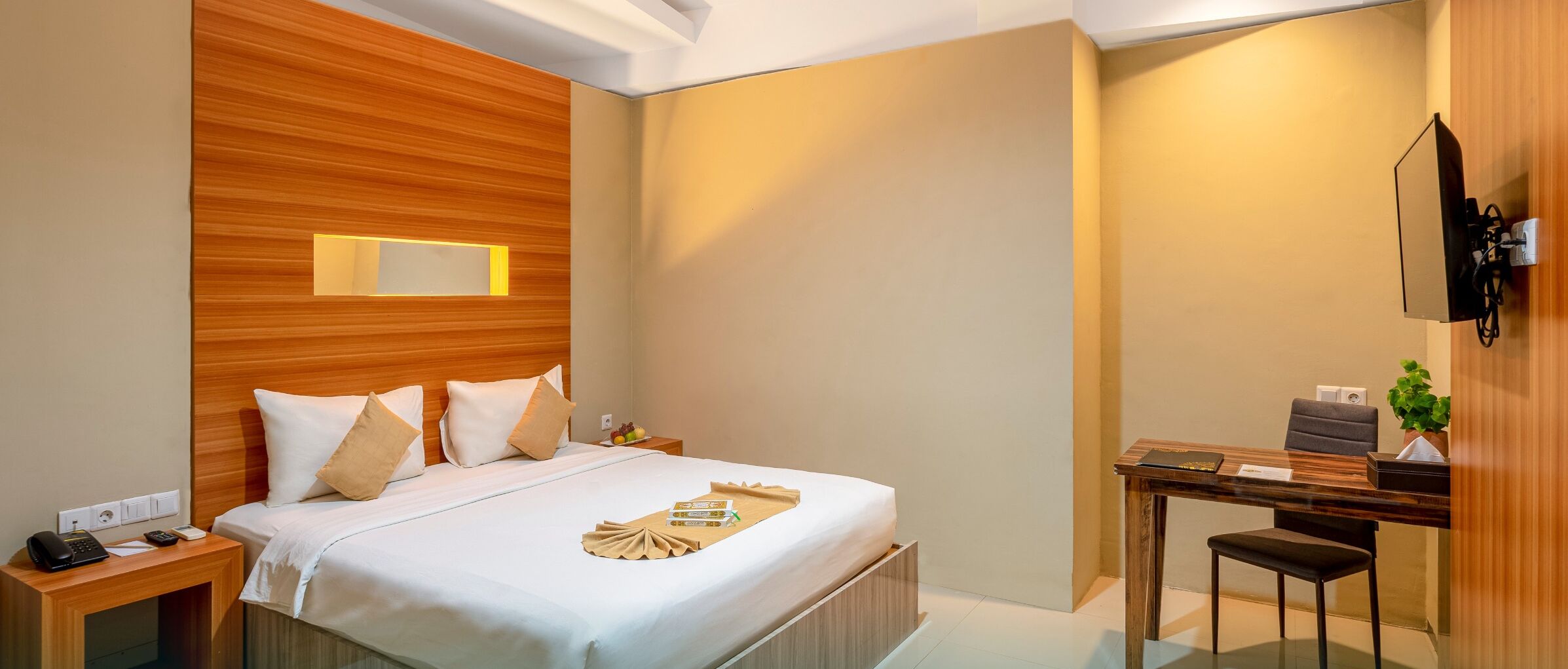 Escritorio, tabla de planchar con plancha, wifi gratis y ropa de cama 