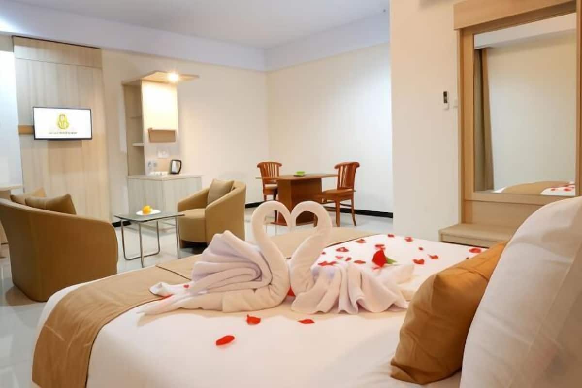 Desk, iron/ironing board (on request), free WiFi, bed sheets