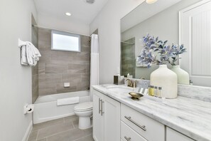 Badewanne, Haartrockner, Handtücher, Seife