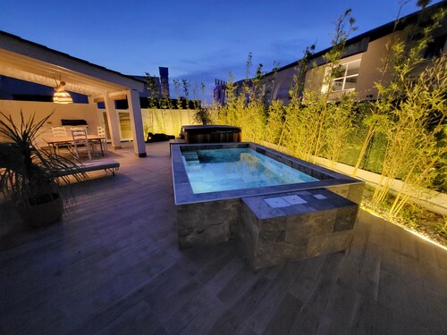 Villa Bambou TOUT CONFORT, 10 mm des PLAGES. jardin , JACUZZI, PISCINE