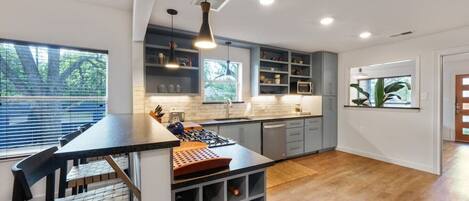 Een koelkast, een magnetron, een oven, een kookplaat