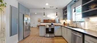 Stylish + Modern 4-bedroom, 10 minutes to Downtown